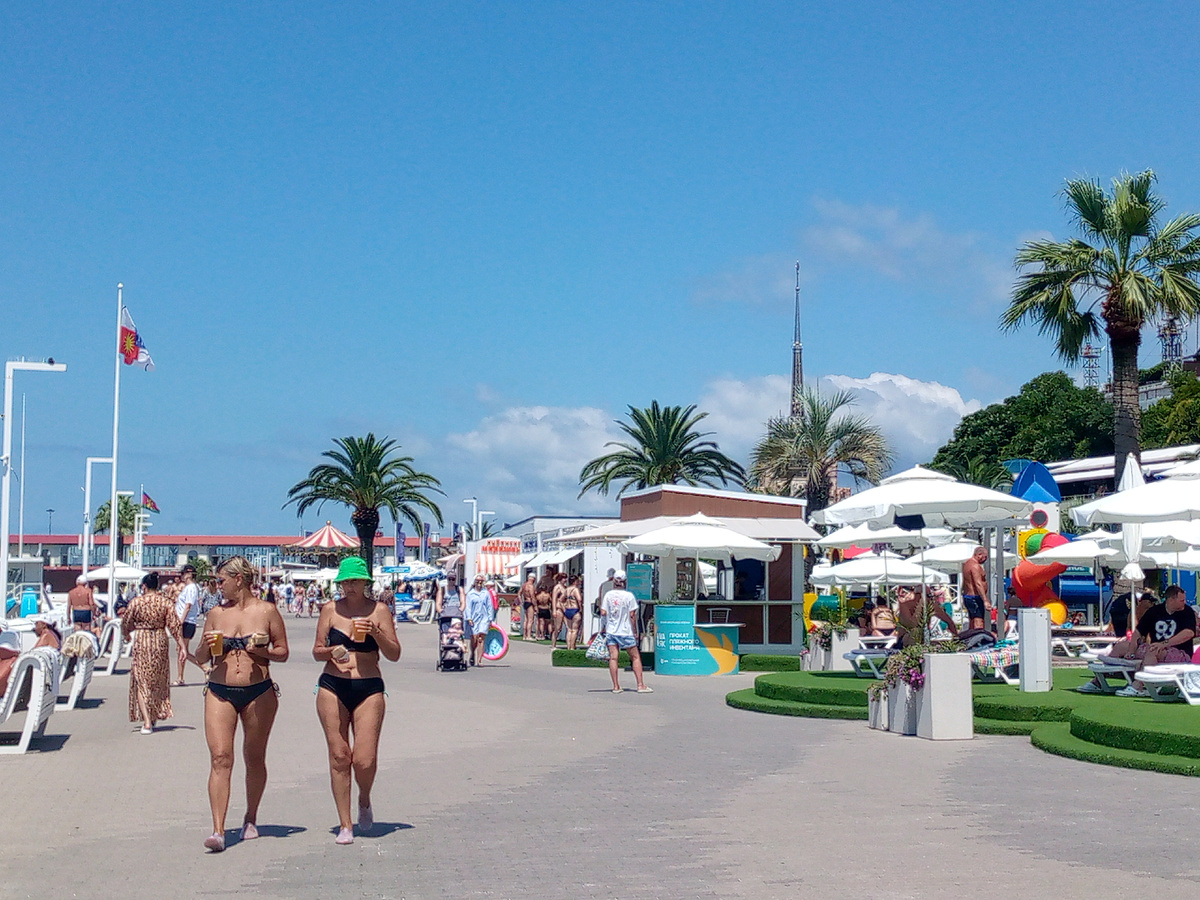 Это не они, но вот что имею в виду. Говорите, у нас запрещено употреблять горячительное в общественных местах? Что-то я сомневаюсь, по Сочи никто себя не ограничивает. На пляжах и набережных все со стаканами