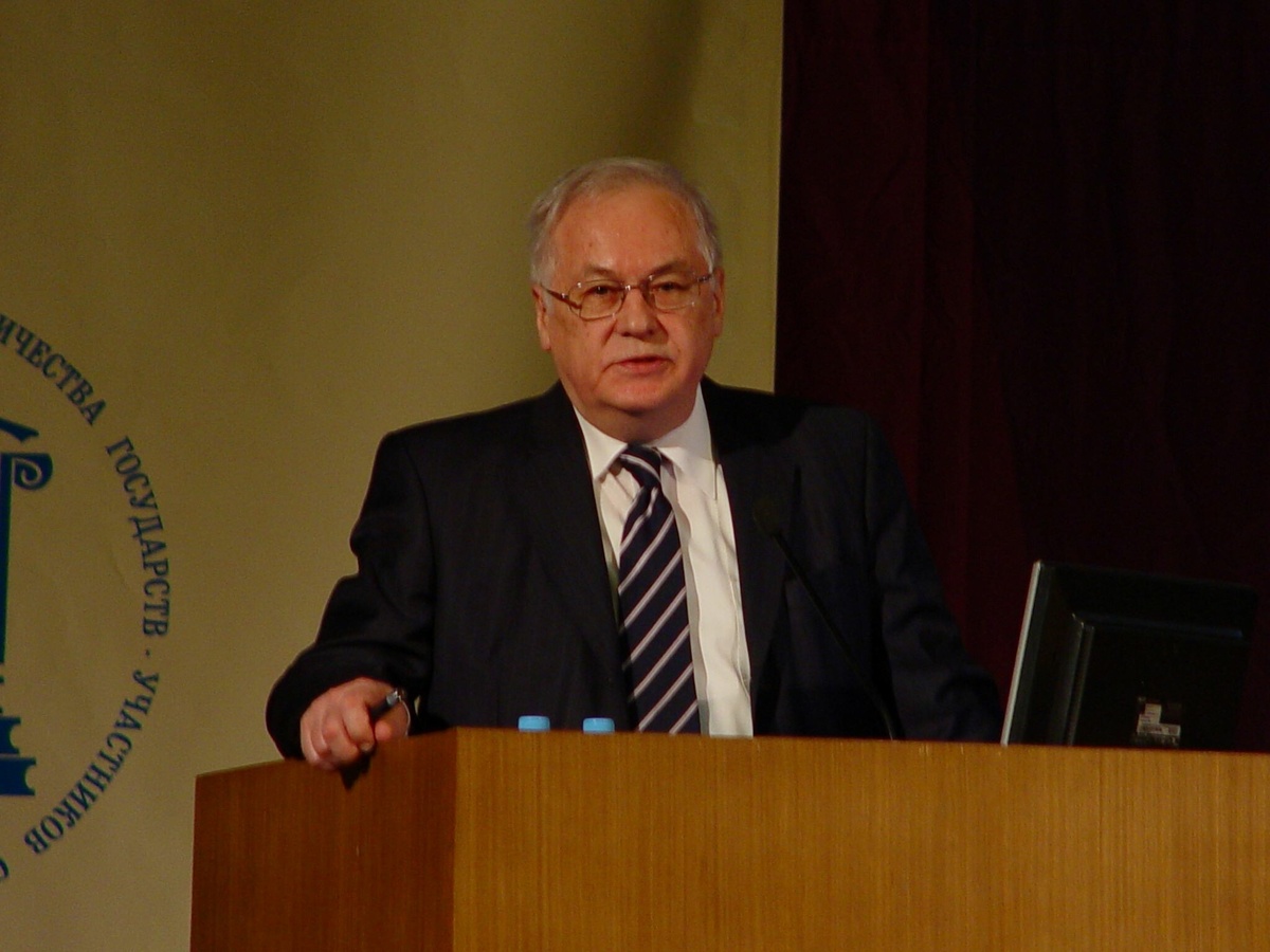 
Лекция в актовом зале Библиотеки МГУ (2010). Источник: ru.wikipedia.org