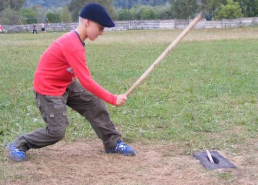 Это фото наилучшим образом отражает настрой, усердие и ловкость выбивающего чижа из "гнезда"