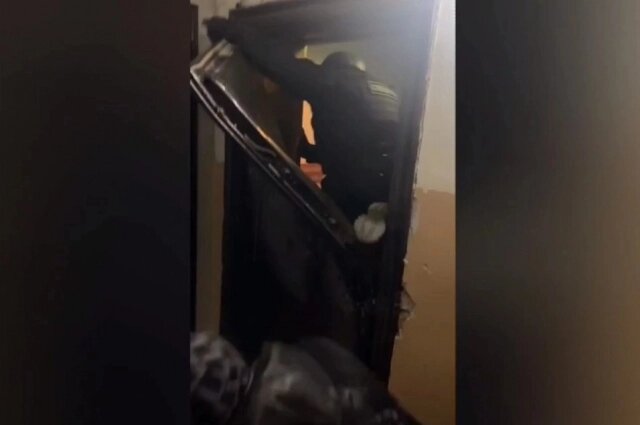    Спецназовцам пришлось согнуть дверь, чтобы задержать одного из подозреваемых. Фото: ГСУ СК России по Красноярскому краю и Республике Хакасия/ Кадр видео