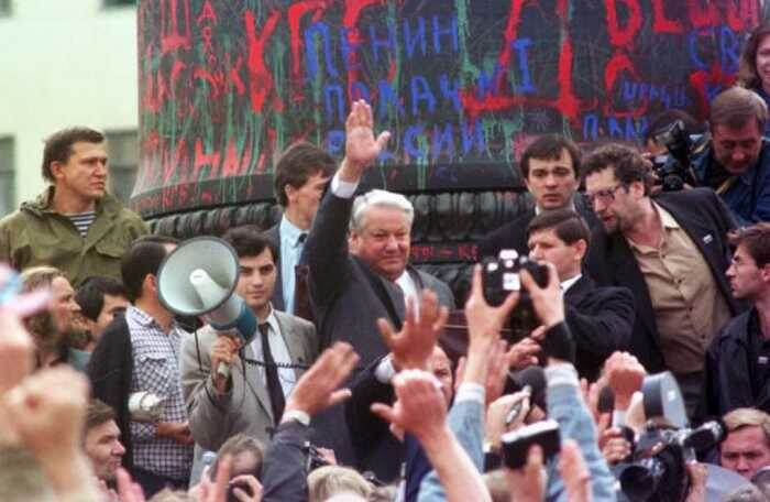Фото: Борис Ельцин на митинге на Лубянской площади перед снесённым памятником Дзержинскому. 23.08.1991 г.