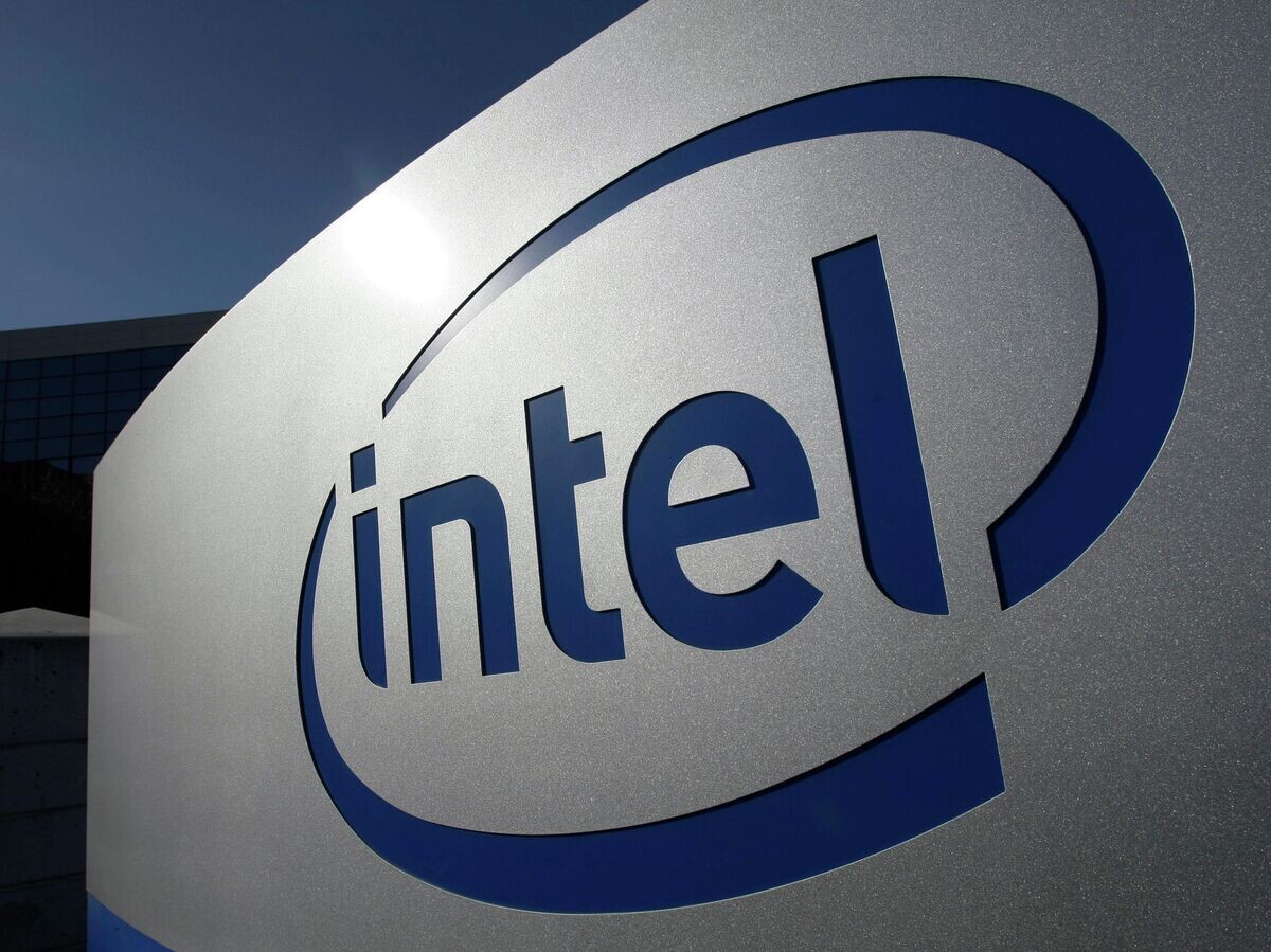    Логотип компании Intel около штаб-квартиры в Санта-Кларе, США© AP Photo / Paul Sakuma