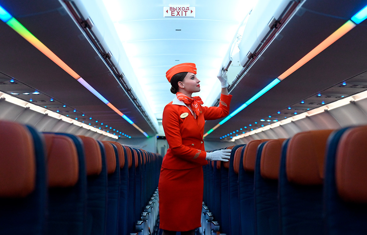Максим Блинов / РИА Новости📷Бортпроводница авиакомпании «Аэрофлот» во время презентации самолетов нового типа в парке «Аэрофлота» Airbus A321/320neo в аэропорту Шереметьево имени А. С. Пушкина