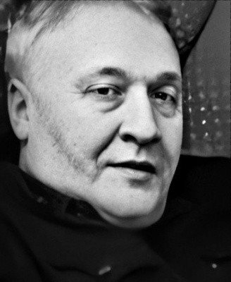 Продавцом, если говорить просто, является участник преступной схемы по хищению данного здания из государственной собственности — тот самый девелопер Сергей Кузнецов, который вместе с Сычевым был фигурантом этого «монастырского» дела, но не дожил до суда. Впрочем, он был признан виновным, но дело прекращено в связи с кончиной. Посмертно бизнесмена признали банкротом, его имущество постепенно распродается для погашения накопленных долгов. И тут возникает вопрос: как купеческий дом, перешедший в собственность Кузнецова в результате совершенного им преступления, так и остался в его собственности, а не был возвращен на баланс государства? 73online.ru пробует в этом разобраться.