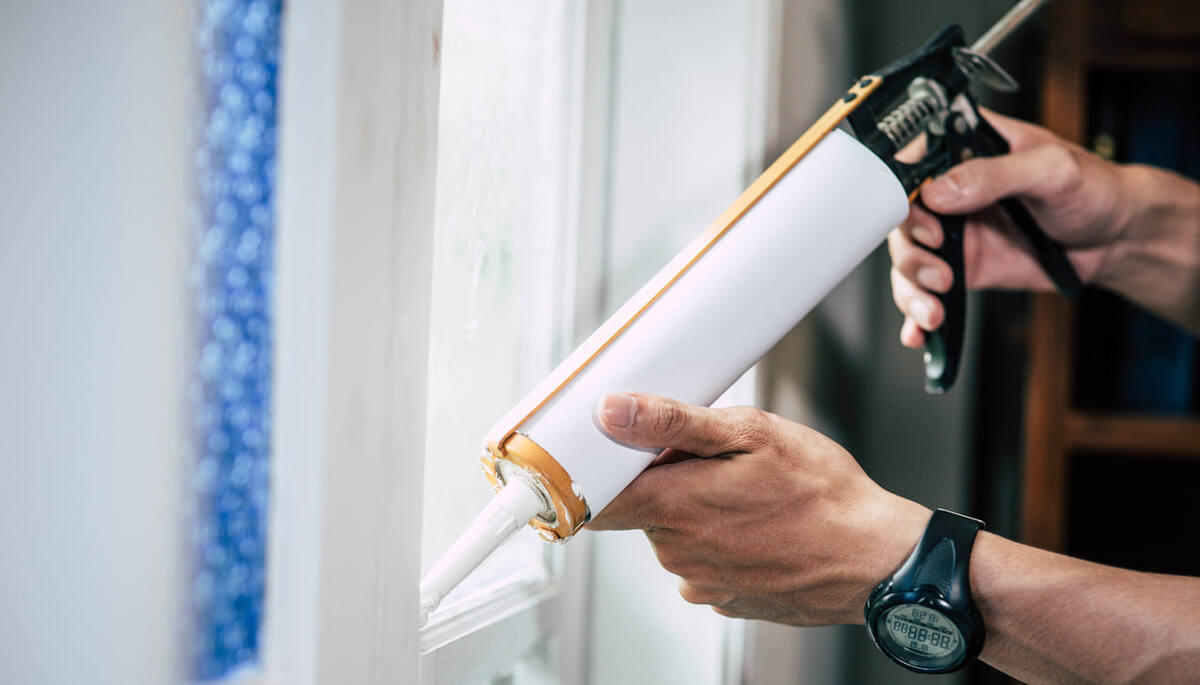 Использование герметика при утеплении окна. Фото: freepik.com