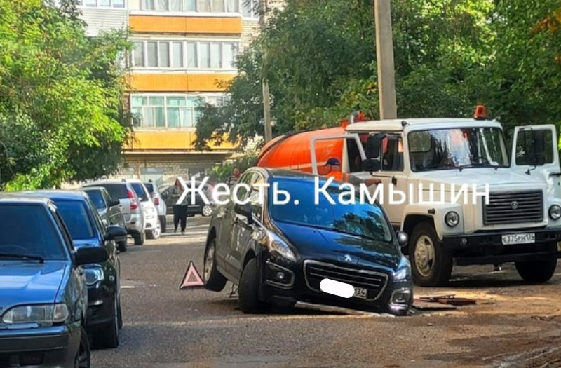    Автомобиль «Пежо» угодил колесом в промоину (фото: паблик «Жесть. Камышин»)