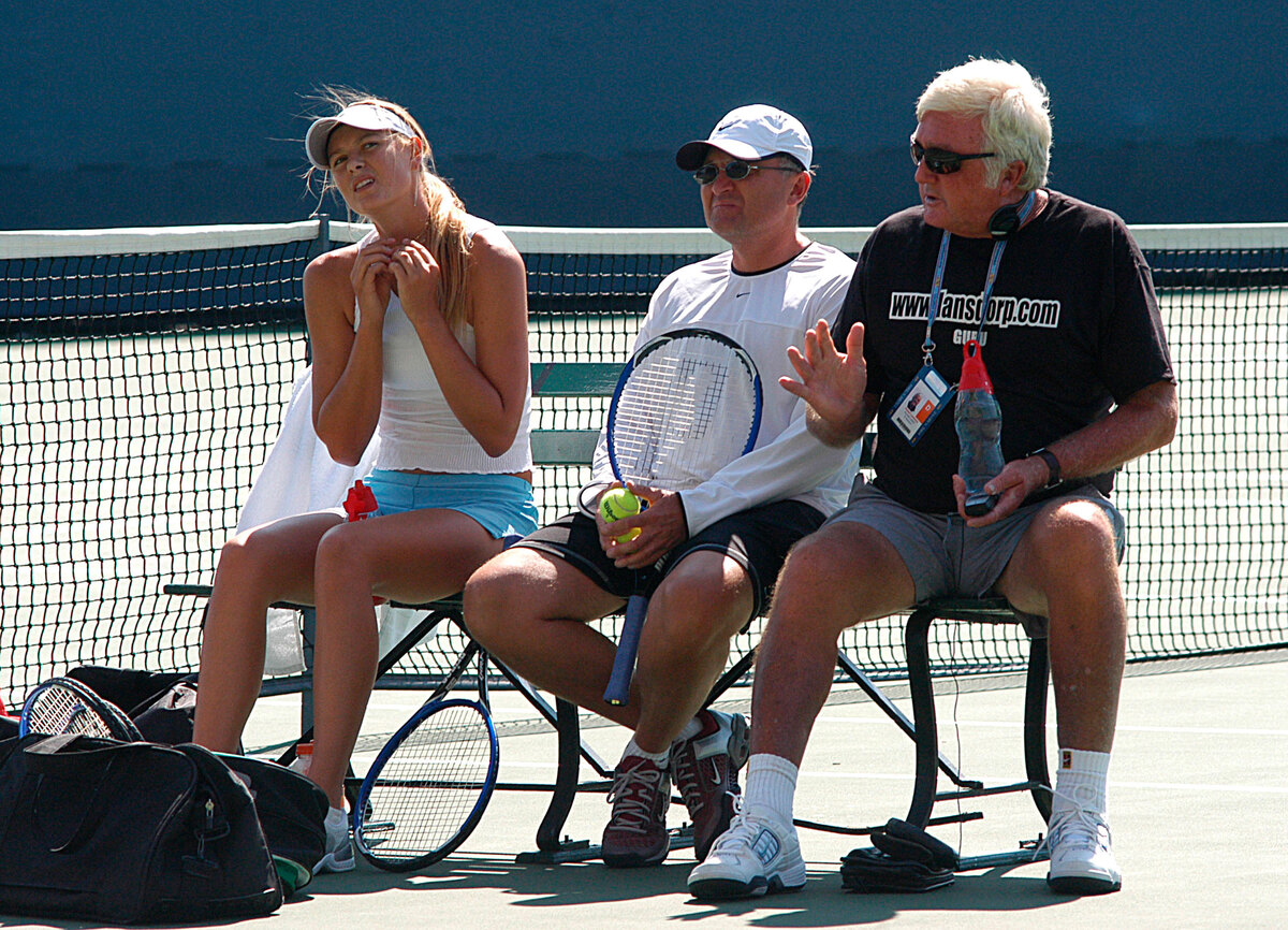    Мария Шарапова с отцом Юрием и Робертом Лэнсдорпом в 2004 годуLegion-Media