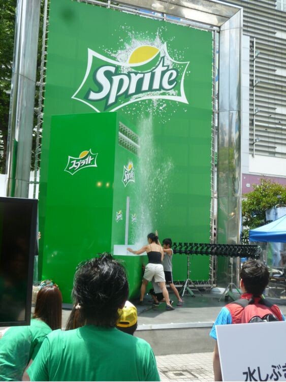 "Когда жажда настолько сильна, что Sprite буквально льется на тебя с гигантского крана!" 