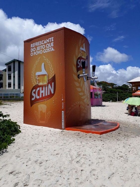 Гигантская банка пива Schin на пляже, словно обещает утолить жажду так, что даже море покажется пресным! 