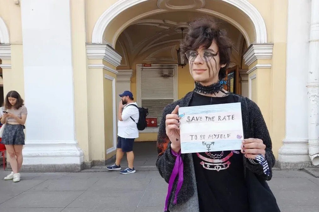 Квир активист синько. Одиночный пикет. Квир активист синько. Квир активист синько. Квир активист синько.