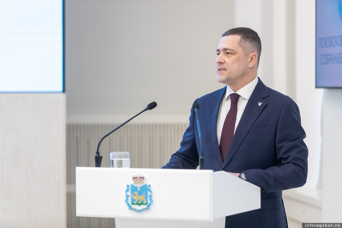 Михаил Ведерников выступает с отчетом перед Псковским областным Собранием