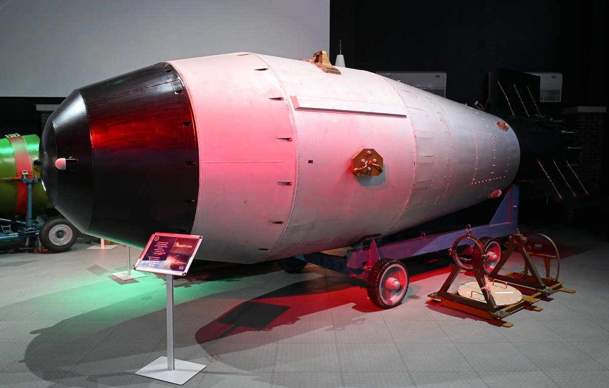     Термоядерная авиационная бомба («изделие 202», «Царь-бомба») мощностью 100 мегатонн в тротиловом эквиваленте в музее Всероссийского научно-исследовательского института экспериментальной физики в Сарове / РИА Новости / Илья Питалев