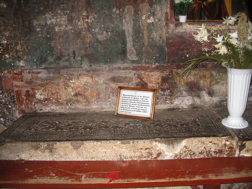 Могила правителя в монастыре Богдана, Румыния.


