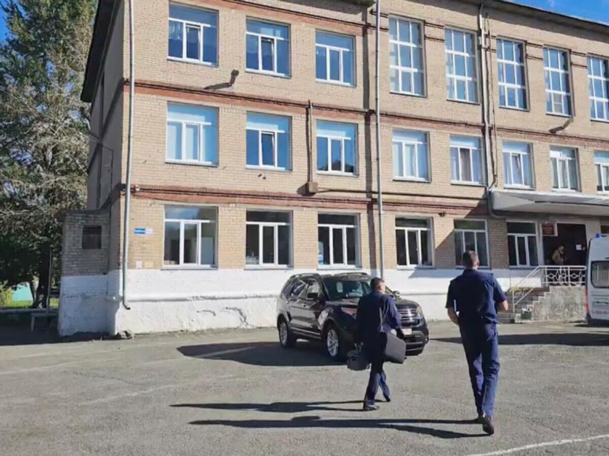    Сотрудники СК России у школы в Челябинске, где школьник напал с молотком на сверстников© СУ СК России по Челябинской области