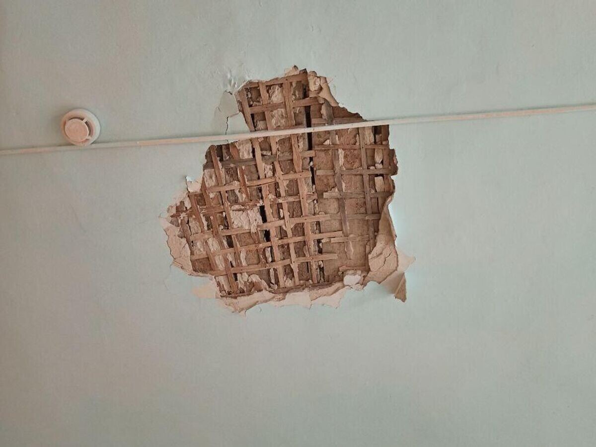    C потолка школы в городе Суровикино Волгоградской области упала штукатурка© Фото : Прокуратура Волгоградской области/Telegram