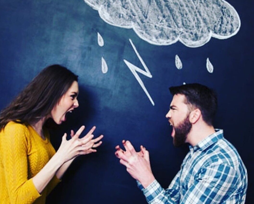 Для выхода из семейного кризиса можно попробовать следующие способы: 
Поговорить откровенно. Необходимо начать конструктивный диалог, не высказывая накопившихся претензий и упреков, а спокойно обсуждая возникшие проблемы. 1
Наметить план по выходу из кризиса. Можно дополнить его списком правил поведения и штрафами за их невыполнение. Важно, чтобы оба партнёра были заинтересованы в конструктивном обсуждении. 1
Искать новые впечатления и эмоции. Пробуйте искать общее хобби, изучать иностранный язык, музицировать. Можно уехать отдыхать в какое-нибудь необычное место, заняться спортом. 1
Проявлять искренний интерес к партнёру. Можно вспомнить о совместных прогулках или походах в кафе — там будет возможность поговорить друг с другом. 2
Не забывать о семейных традициях. Праздновать памятные даты, соблюдать ритуалы или придумать новые. 2
Обратиться за помощью к семейному психологу. 25 Специалист поможет разобраться в причинах проблемы, посмотреть на ситуацию со стороны, перейти от взаимного презрения и игнора к конструктивному диалогу. 2
Важно помнить, что каждый случай индивидуален, и для принятия оптимального решения может потребоваться индивидуальная консультация.