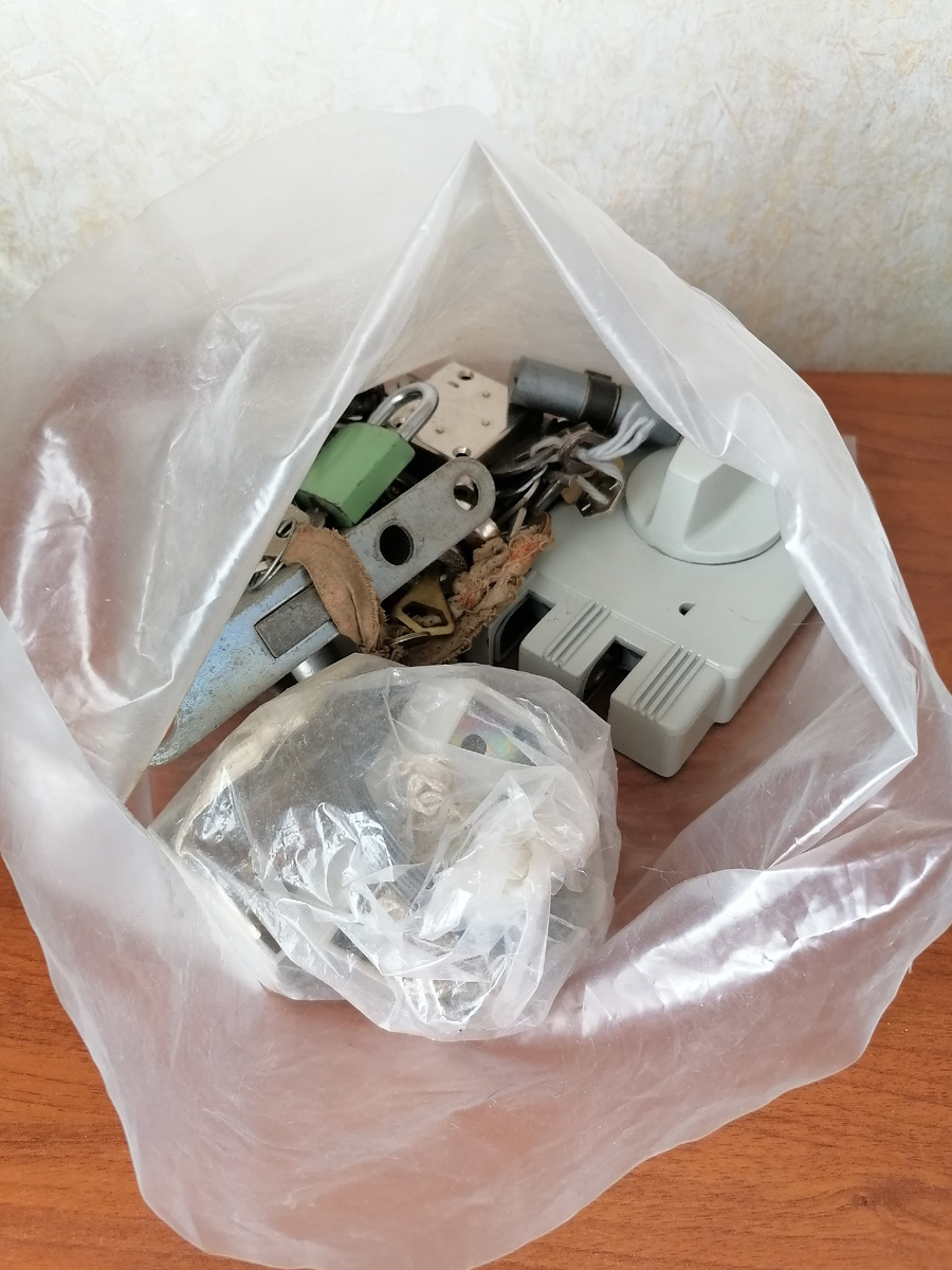 Этот мешок разнообразных скобяных изделий хранился на антресолях сорок лет, а теперь у него есть новый хозяин))