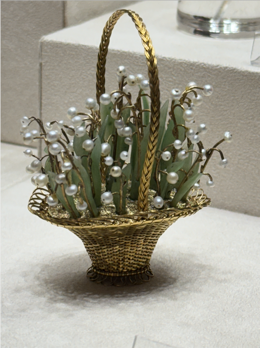 Настольное украшение «Корзина с ландышами». Санкт-Петербург, 1895–1898. Фирма К. Фаберже, мастер М. Перхин