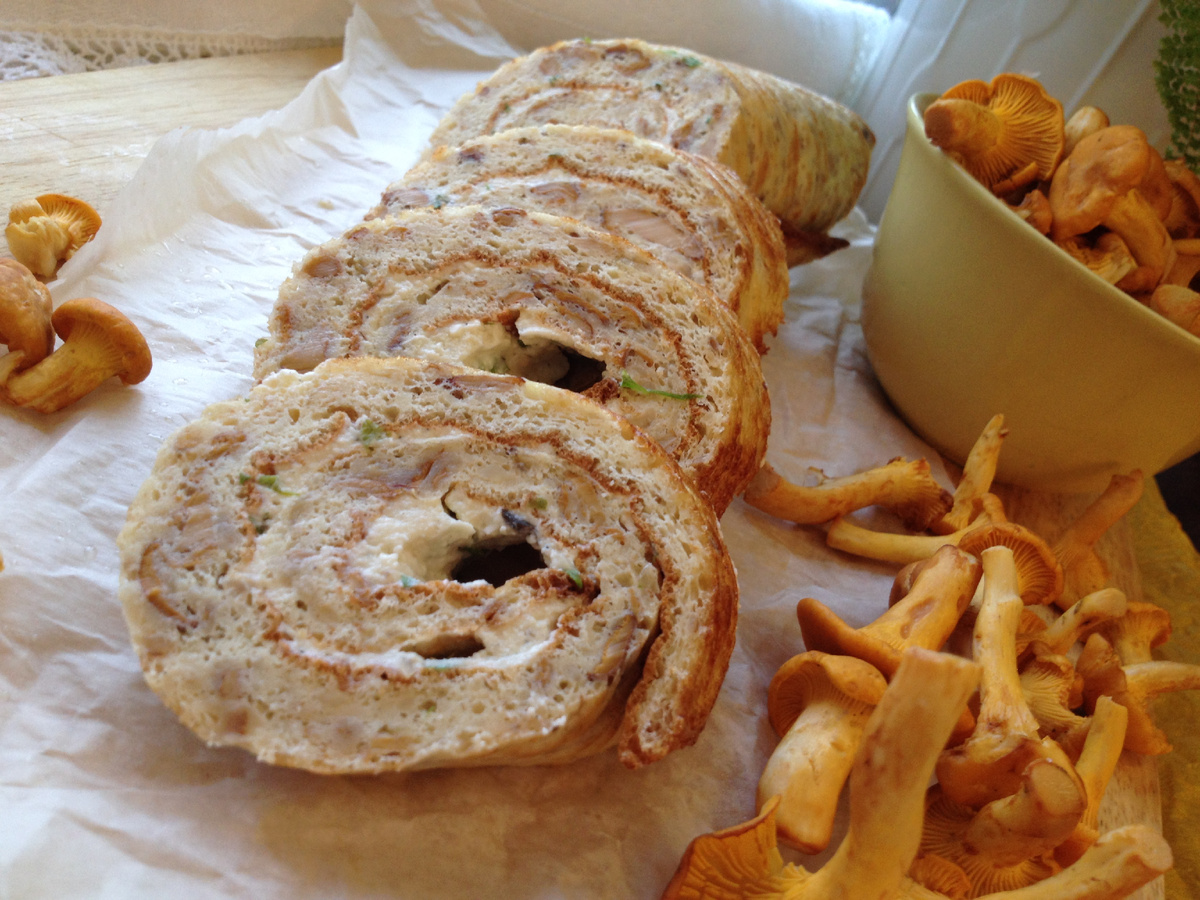 Любимка моя - бисквитный рулет с лисичками. Разрез крупным планом. Не сырой, пористый, вкусный.