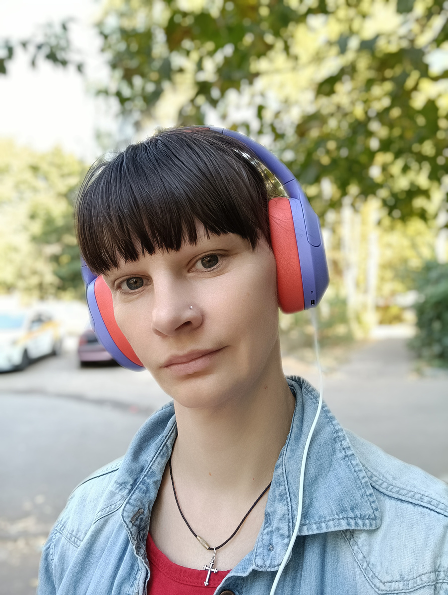 Пошла в магазин за хлебом.