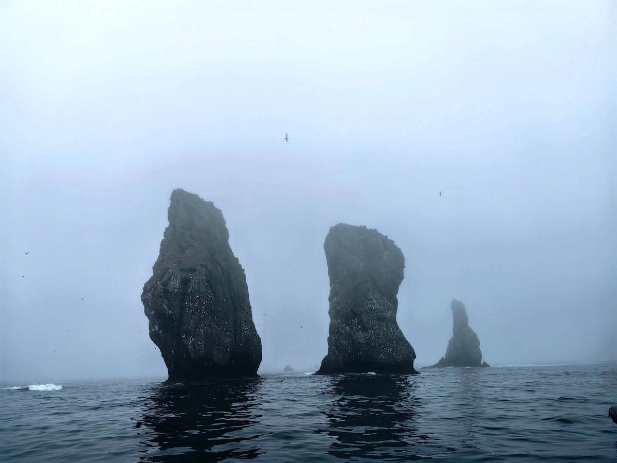 Скалы "Три брата" - один из узнаваемых символов Камчатки 