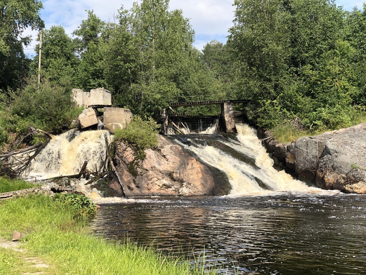 Видно, что раньше была плотина