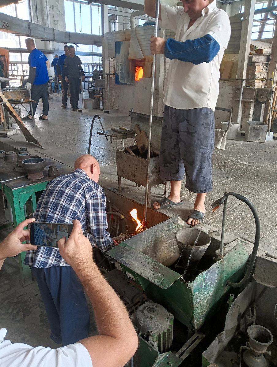 производственный процесс, заготовку опускают в форму