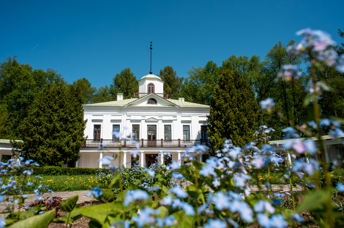    Виды усадьбы Середниково летом