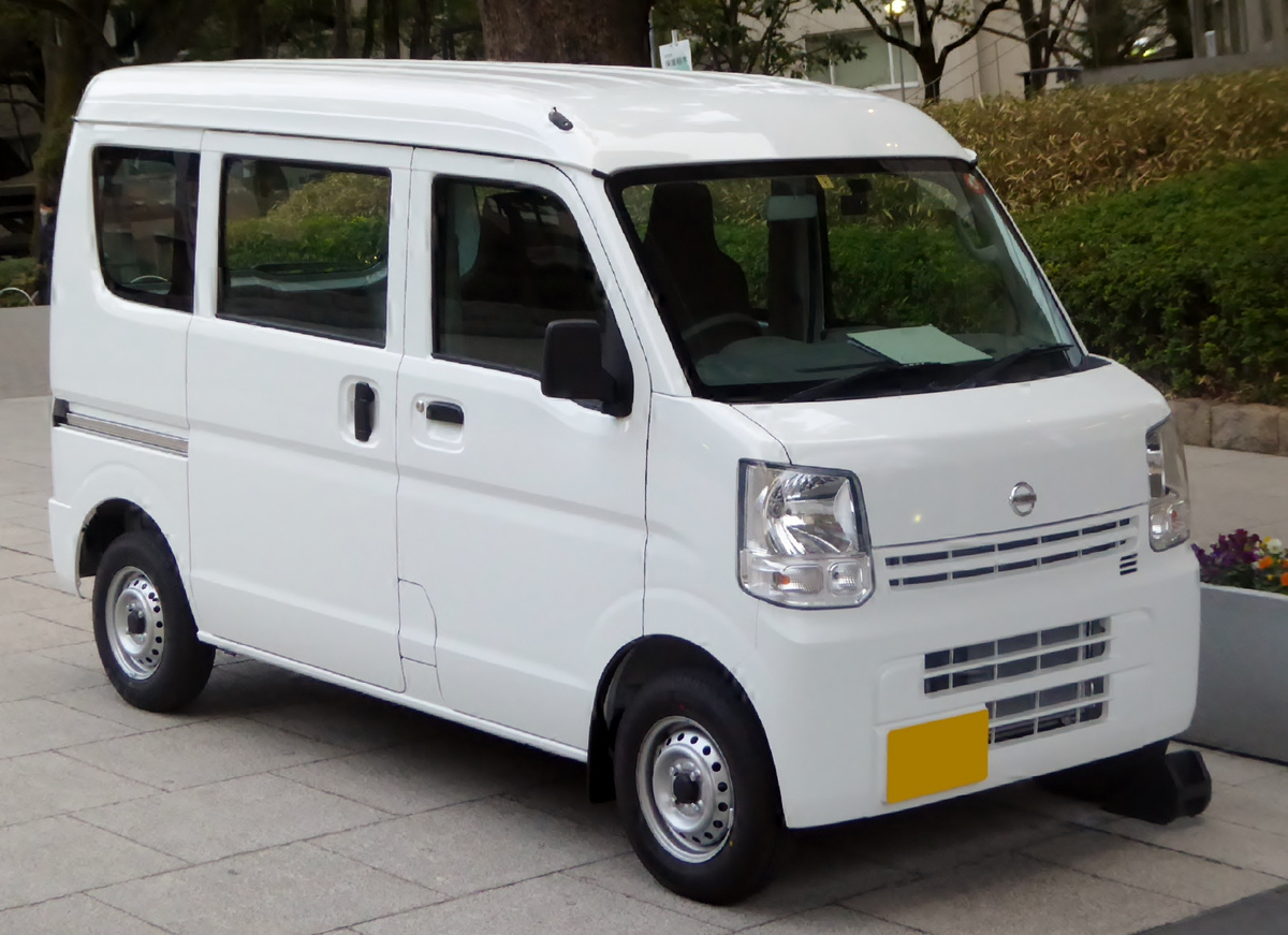 Служебные автомобили серии Nissan NV100 – на переднем крае испытаний инновационной краски. Изображение: Tokumeigakarinoaoshima, CC BY-SA 4.0, commons.wikimedia.org
