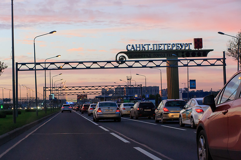 Ленинград - Город Герой, так встречает людей Санкт-Петербург по дороге с Пулковского шоссе.