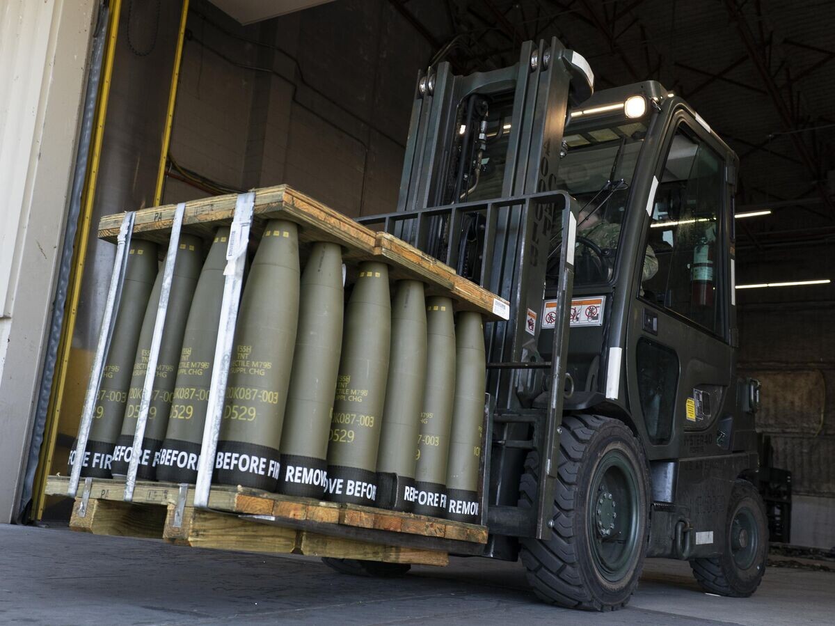    Транспортировка 155-мм артиллерийских снарядов на базе ВВС США Дувр© AP Photo / Alex Brandon