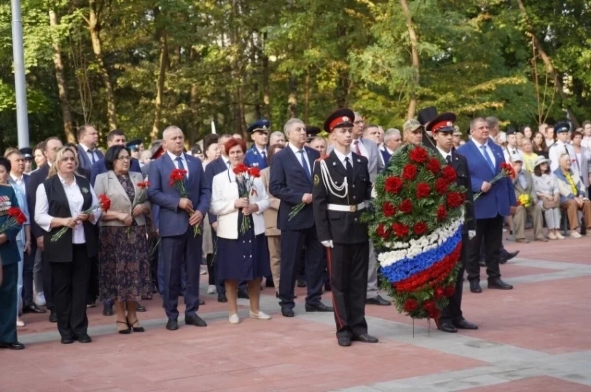    Руководители Брянщины возложили цветы к воинским мемориалам