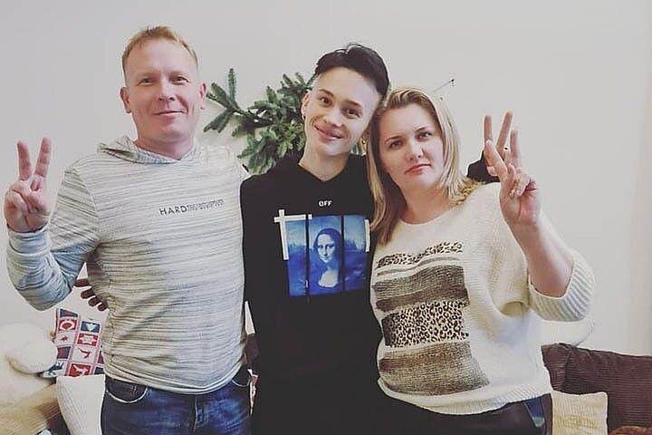 Даня Милохин с приемными родителями