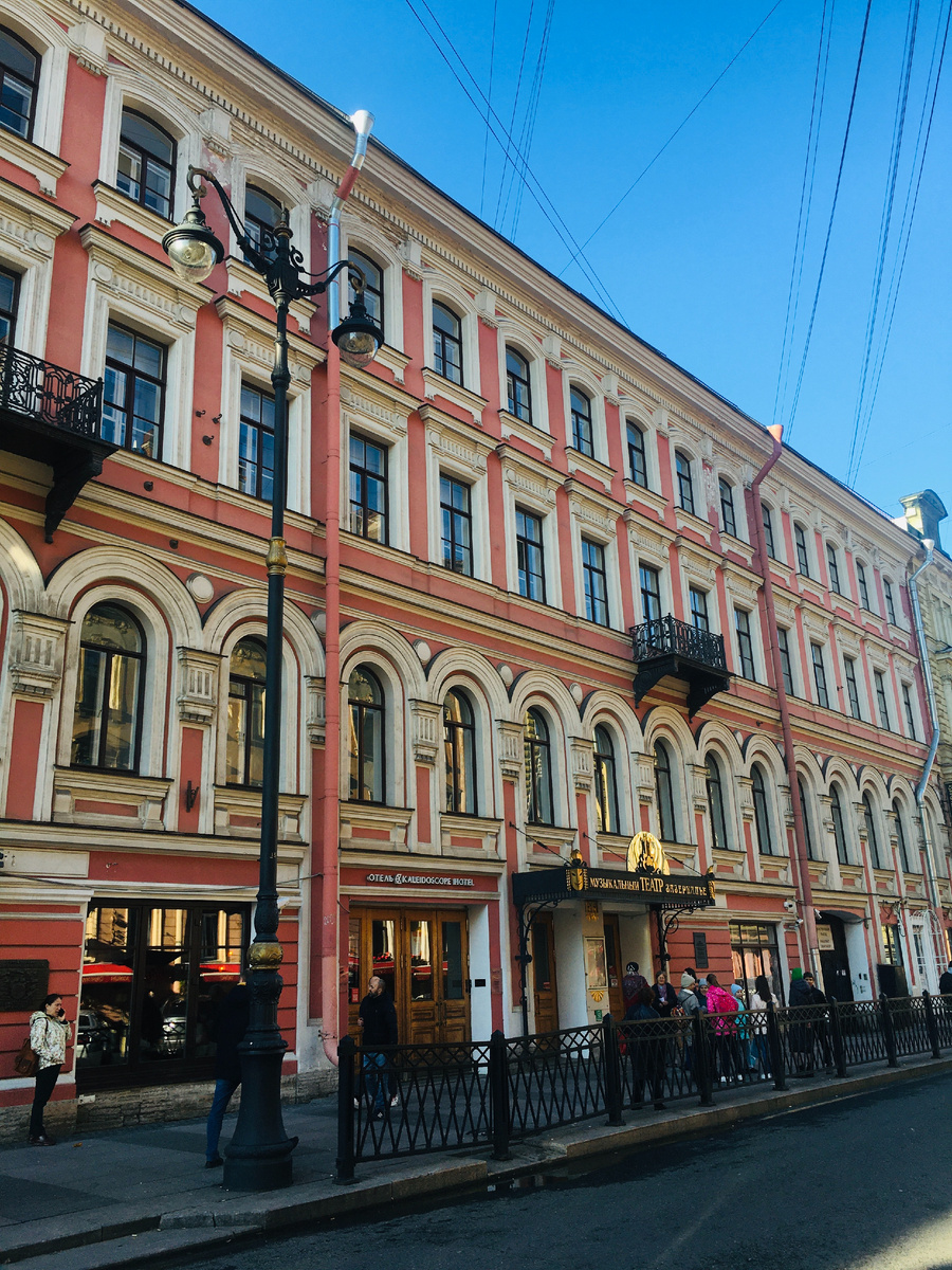 Дом № 13 по ул. Рубинштейна известен своими театральными традициями