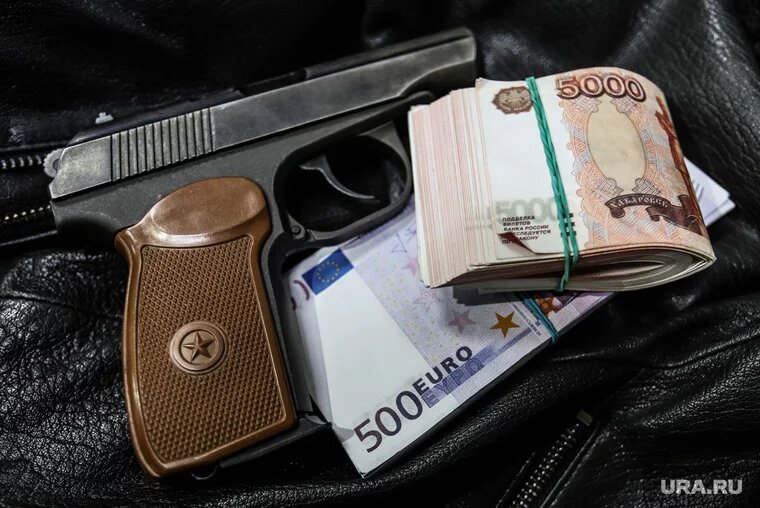 Военком Олег Цибух засветился в соцсети с оружием и деньгами (архивное фото). Фото: Екатерина Сычкова © URA.RU