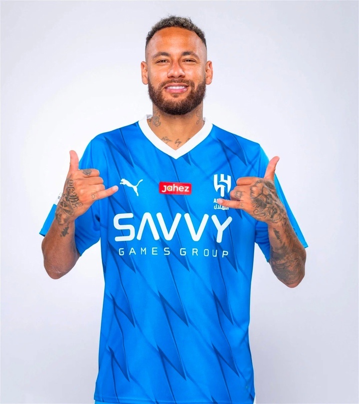 Футбольный клуб «Аль-Хилаль» из Саудовской Аравии объявил о переходе полузащитника Неймара. 31-летний бразилец подписал контракт на два года. 
По неофициальным данным, «ПСЖ» получит за трансфер футболиста 120 миллионов евро с учетом бонусов, это рекордная продажа клуба. Инсайдер Фабрицио Романо также заявил, что за два года в «Аль-Хилаль» Неймар получит около 300 миллионов евро. Еще 100 миллионов он может заработать в виде бонусов и рекламных контрактов.