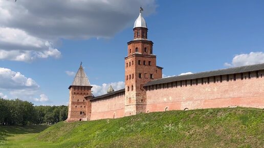 С Торговой стороны на Софийскую и прогулка по Кремлевскому парку в Великом Новгороде