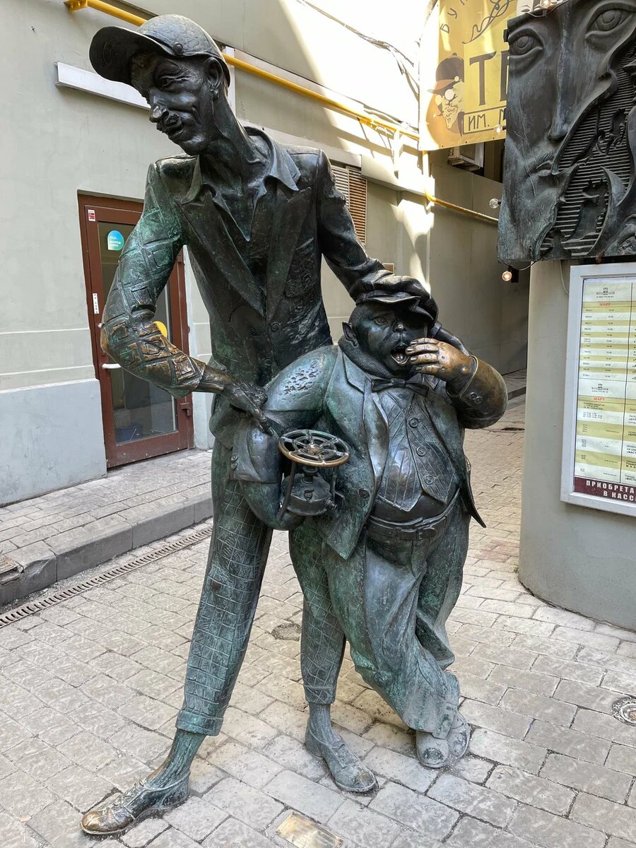 Памятник Бегемоту и Коровьеву 