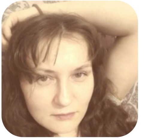 Так я выглядела влюбленная. Самый парадокс , что в депрессняке я выгляжу совершенно по- другому.  Я бы хотела чтобы у меня на могиле была эта фотография , но боюсь я проживу много и уже не влюбленная . 