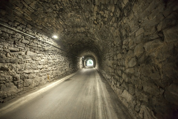 https://img.freepik.com/free-photo/great-shot-entrance-old-stone-tunnel-from-other-end-old-stone-tunnel_181624-9922.jpg?t=st=1726592648~exp=1726596248~hmac=94ea19172814c038c12bc2cbd51497c11bb963fa9ad6c9062ddddc30b57109ef&w=740