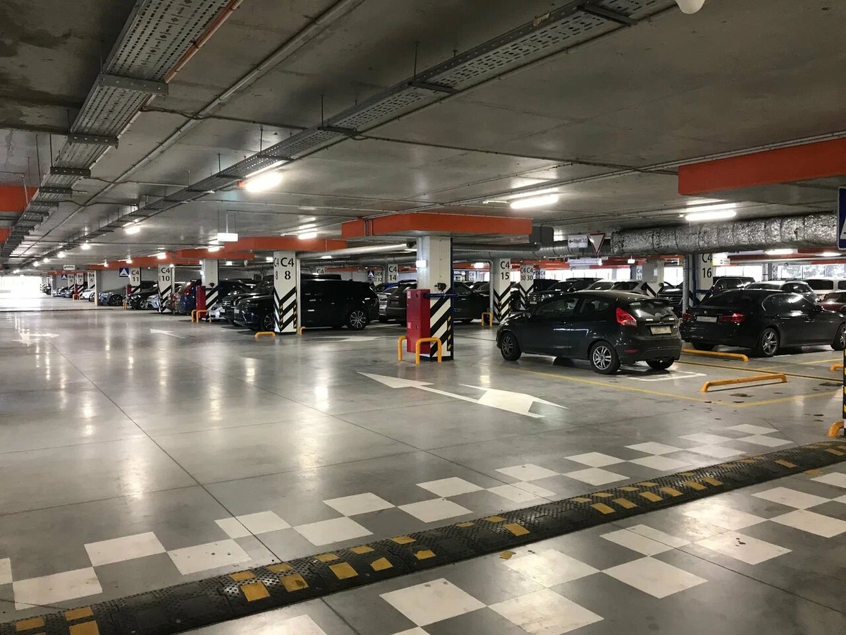 Все машины перед въездом досматривают — приезжайте заранее, чтобы не опоздать на регистрацию. Фото: Sheremetyevo Parking / Яндекс Карты