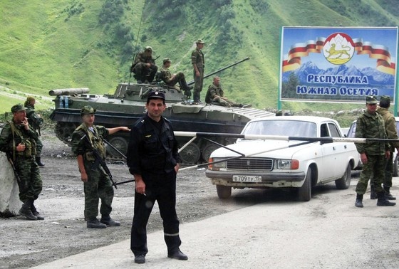    Российские военнослужащие и югоосетинские ополченцы на Зарской дороге в зоне грузино-югоосетинского конфликта 2008 г.