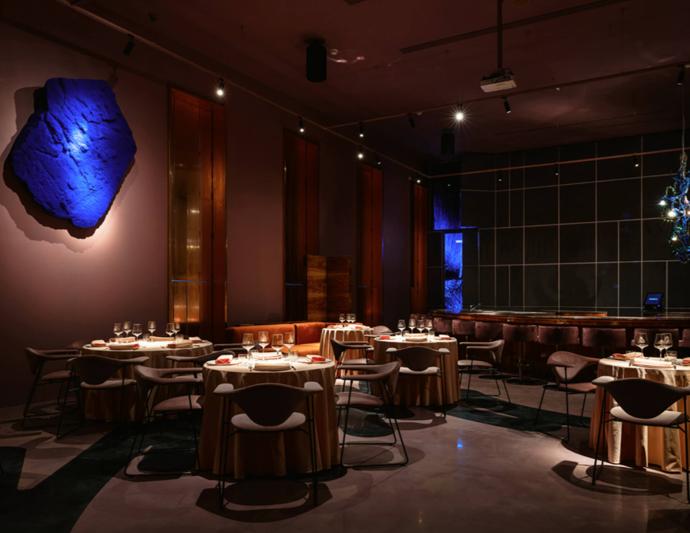 Ресторан Krasota кроме еды, напитков и дизайна привлекает своим гастротеатром — это огромный стол на 30 человек, со всех сторон которого проецируются картины разных художников