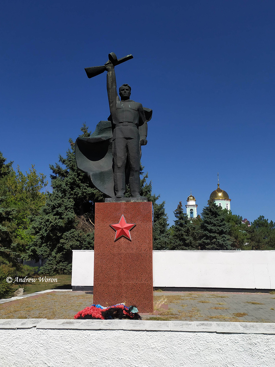 Скульптура солдата на мемориале