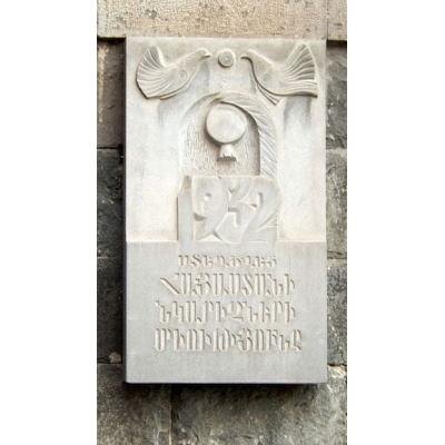В центре внимания наших художников была и историческая тема. Начиная с первого историко-революционного полотна – коджояновского "Расстрела коммунистов в Татеве" – этот жанр разрабатывался нашими художниками как патриотический. Далекое прошлое, трагедии начала века, события Отечественной войны – темы эти представлялись в экспозициях многих наших выставок. Общенародное признание Григора Ханджяна также связано с разработкой патриотической темы. Эта же тема занимала особое место в творчестве Саркиса Мурадяна и многих других мастеров.