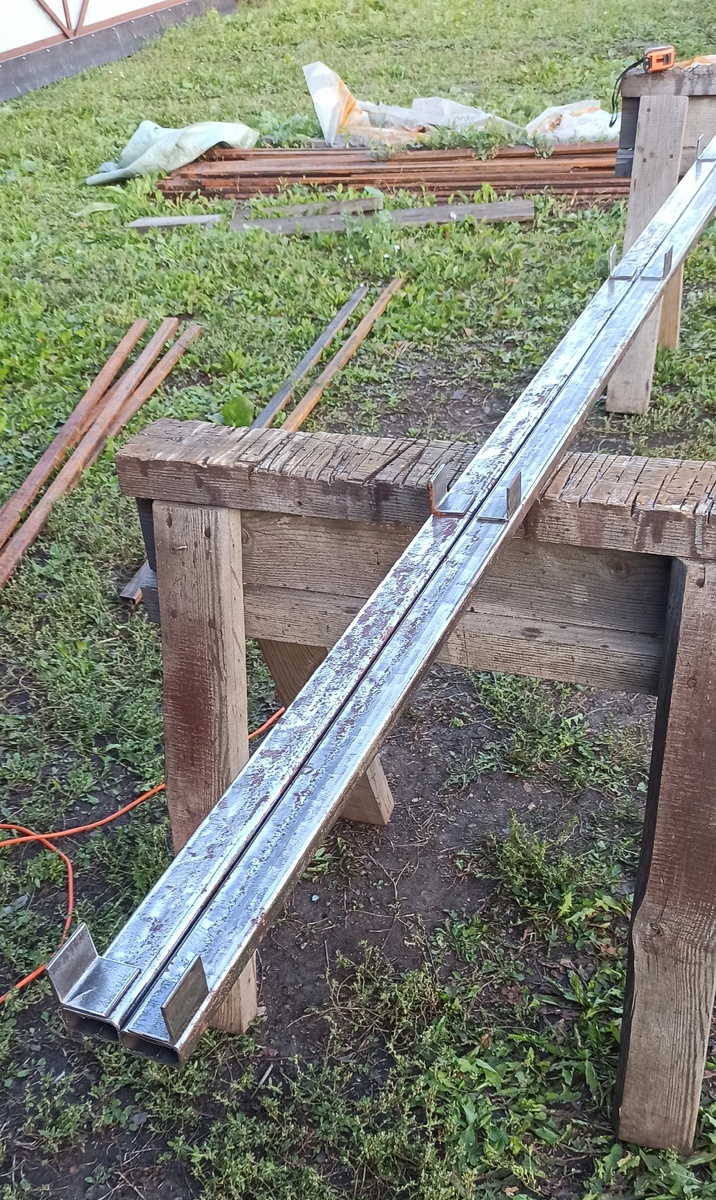 Привариваем уголки к трубе на равные промежутки (как будут стоят вертикальные рамы) у меня получилось порядка 60-65см