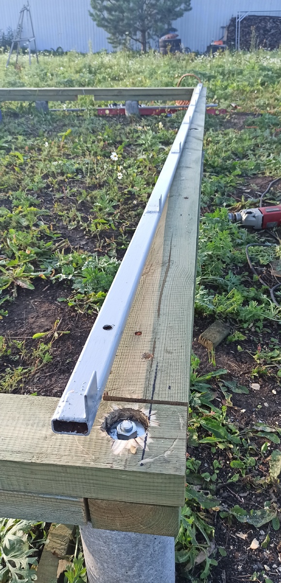 Размечаем и сверлим в профиле и в деревянном основании отверстия - для закрепления болтами. Устанавливал с таким расчетом, чтобы до края оставалось по 2см - для установки цокольных планок.