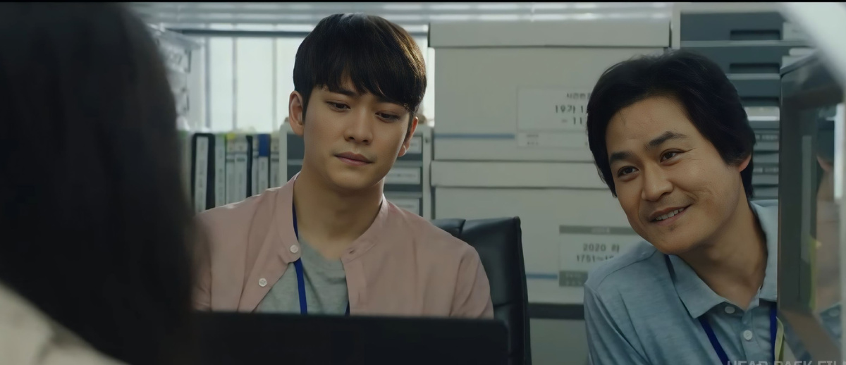 Кадр из фильма. Детективы На (Кан Тхэ-о) и Джу (Ким Сон-гюн)