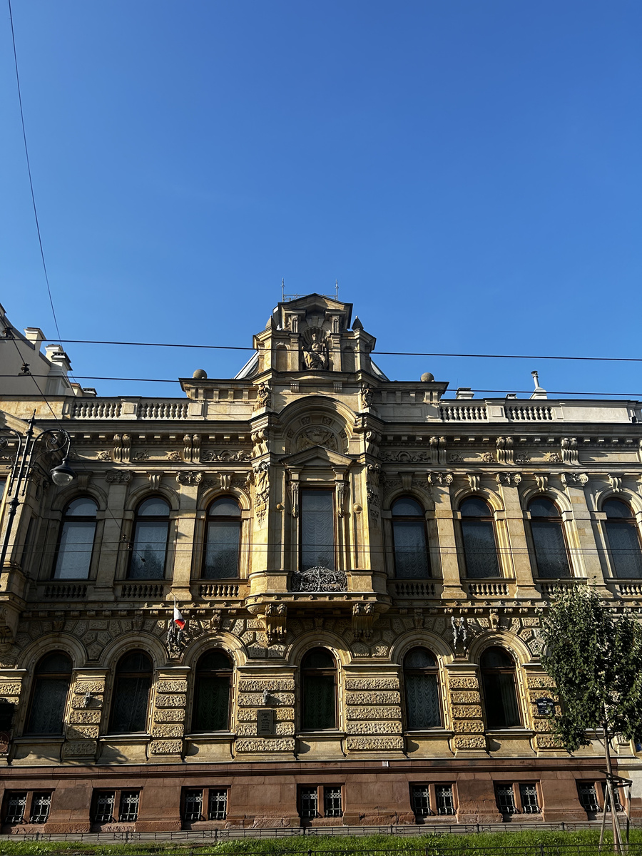 Фасад здания. Над эркером установлена статуя Посейдона.