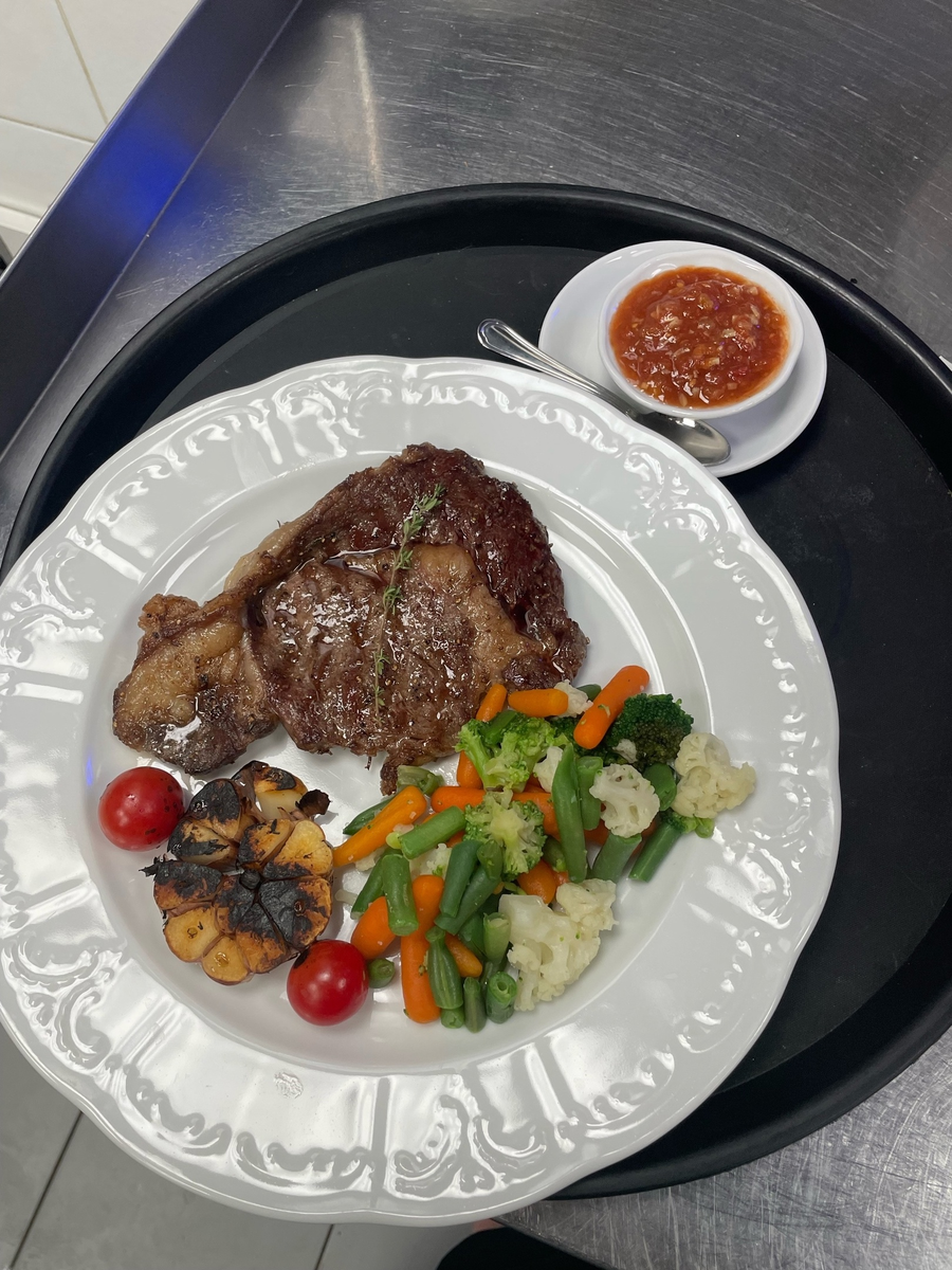  Готовил Алексей Боровиков, помощник шеф повара кухни отеля Времена года. Фото его же.